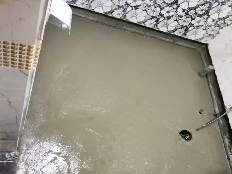 衛(wèi)生間地面防水裝修:首先要將墻面地面都要清潔干凈，這點非常重要，不能有散沙、土、石塊等干擾基層。如果基層開發(fā)商做的很不好的話，表面還要刷一層界面劑以防止墻面表面起沙。用噴壺將陰角部分和管根部分噴水，噴水的主要目的就是防止墻面吸收了堵漏寶太多的水分，造成堵漏寶沒有和墻面凝結在一起。那么噴多少水呢，建議以表面沒有明顯積水為宜。刷完以后，由于速凝型的堵漏寶干燥較快，所以基本不用等待，干的非常快。然后將第一遍堵漏寶上鋪好網(wǎng)格布，主要是防止堵漏寶初凝以后裂開。然后進行第二遍涂刷堵漏寶，刷完咱們就要進行下面柔韌性防水涂刷的步驟了。