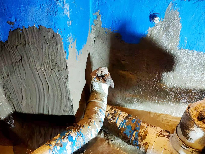 衛(wèi)生間地面基層防水：基層找平，無(wú)明顯水跡，滲漏處先進(jìn)行堵漏處理;基層表面強(qiáng)度表面無(wú)浮土、砂粒等污物，表面應(yīng)平整、無(wú)松動(dòng);陰陽(yáng)角半徑磨成光滑的小圓角;表面應(yīng)平整、無(wú)松動(dòng)。用塑料橡膠刮或油漆涂刮(刷)在基層表面上，厚度一致;第一層涂膜薄涂，第二層涂膜的涂膜方向與第一層涂膜的涂刮(刷)方向垂直。轉(zhuǎn)角、接縫、變形縫等特殊部位必須仔細(xì)涂刷至符合要求，涂膜厚薄要均勻、封閉嚴(yán)密，不允許有露底、起鼓、脫落、開(kāi)裂、翹邊和收口密封不嚴(yán)等現(xiàn)象。衛(wèi)生間、廚房等部位在防水層干固后，在門檻部位砌一壟磚進(jìn)行24小時(shí)閉水實(shí)驗(yàn)，看樓下樓頂是否有濕水點(diǎn)，無(wú)則證明防水施工是合格的。