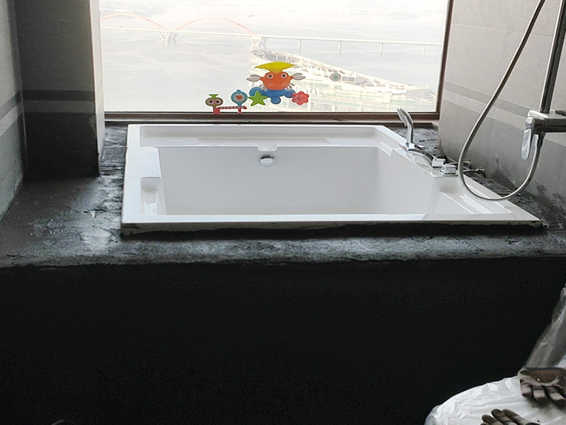 浴缸貼磚安裝：在安放浴缸時(shí)注意下水口的另一端要略高于下水口的一端，以便將來排污不暢。這一點(diǎn)要因情況而定。一般正常的浴缸底部本來就留出了排水的坡度。在安放浴缸時(shí)注意下水口的另一端要略高于下水口的一端，以便將來排污不暢。這一點(diǎn)要因情況而定。一般正常的浴缸底部本來就留出了排水的坡度。浴缸裙的貼磚是不需要抓毛的，砌好紅磚的臺子，在表面抹一層水泥砂漿，然后等兩天再來貼磚即可，貼磚很麻煩，由于地面留了坡度，而浴缸是平的，所以每一塊大磚都要打磨成不同的尺寸，不可以一次打磨很多，容易磨多了，要反復(fù)磨。磚的上邊要塞入浴缸的圓邊下，這樣才不會(huì)形成陽角。