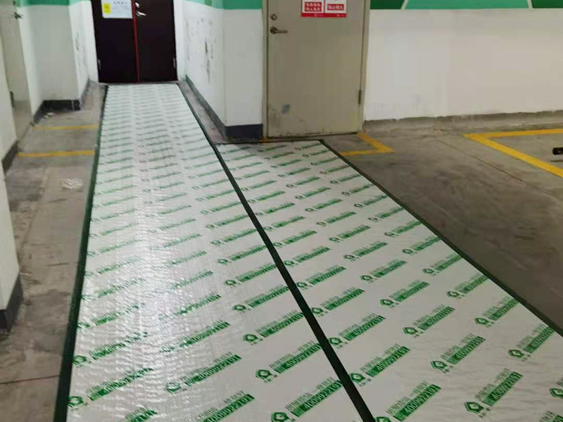 吊柜安裝維修：廚柜和地柜高度確定后，在吊柜裝修過(guò)程中，柜體的深度也很重要，因?yàn)楣耋w與地柜的深度會(huì)有一定的差距，這些差距也是都和家庭人員的身高、地柜的深度等因素來(lái)決定的，一般吊柜的深度最合適的是在30到45厘米之間。在吊柜劃好線后，可以在固定位置和固定位置鉆孔。 安裝前應(yīng)先調(diào)整柜體， 然后通過(guò)調(diào)節(jié)合頁(yè)，保證吊柜門(mén)扇的水平和垂直。最好用兩個(gè)或四個(gè)膨脹螺絲固定墻壁的吊頂框架。 安裝吊柜時(shí)，一定要注意一件事，就是吊柜不應(yīng)安裝在輕質(zhì)墻體上，因?yàn)榈豕癖旧淼闹亓亢痛娣诺碾s物的重量會(huì)使輕質(zhì)墻體難以撐住，所以最好將吊柜安裝在堅(jiān)固的墻上。如果它非要安裝在廚房隔斷墻上，則在進(jìn)行隔斷時(shí)必須使用兩層細(xì)木工板和石膏板用于增強(qiáng)墻壁的剛性，否則吊柜很容易脫落。