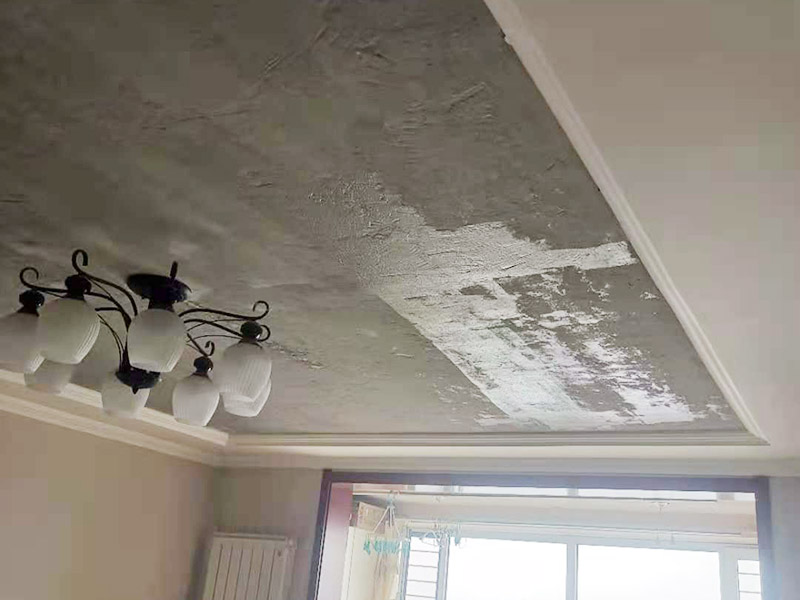 墻面基層處理：刮膩子之前，應(yīng)該先用石膏在墻面找平，做好墻面的找平工作接下來就該是對墻面進(jìn)行刮膩子的工程了。裝修墻面處理流程中刮膩子需要經(jīng)過多道工序，而且其使用 的材料也要有細(xì)膩感，用膩子材料均勻的在墻面涂抹，形成平而整齊的裝飾效果。薄薄的涂抹 在水泥墻面上，就完成了第一道膩子工程。 刷涂料的工程中直接滾涂兩遍乳膠漆即可，但是一般在刷涂料之前，墻面會涂上一層防水的膩子層，可以有效的防止墻面出現(xiàn)發(fā)霉、漏水等現(xiàn)象。噴涂的方式更好， 但是需要在耐水膩子上層在上一道裝潢膩子，噴上薄薄的一層即可，而且還需用1200目砂紙打磨，然后再噴涂乳膠漆就可以了，而且只噴一 遍油漆。如果墻面裝修的時間長了，想要補(bǔ)上墻面的油漆，可以不用鏟除原有的涂料，可以直接在墻面噴涂就可以了。