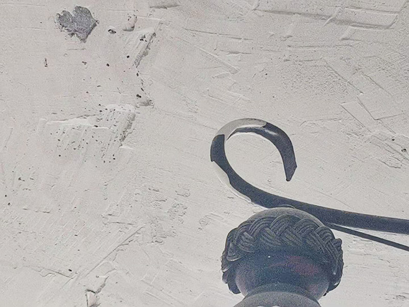 墻面基層處理：刮膩子之前，應(yīng)該先用石膏在墻面找平，做好墻面的找平工作接下來就該是對墻面進(jìn)行刮膩子的工程了。裝修墻面處理流程中刮膩子需要經(jīng)過多道工序，而且其使用 的材料也要有細(xì)膩感，用膩子材料均勻的在墻面涂抹，形成平而整齊的裝飾效果。薄薄的涂抹 在水泥墻面上，就完成了第一道膩子工程。 刷涂料的工程中直接滾涂兩遍乳膠漆即可，但是一般在刷涂料之前，墻面會涂上一層防水的膩子層，可以有效的防止墻面出現(xiàn)發(fā)霉、漏水等現(xiàn)象。噴涂的方式更好， 但是需要在耐水膩子上層在上一道裝潢膩子，噴上薄薄的一層即可，而且還需用1200目砂紙打磨，然后再噴涂乳膠漆就可以了，而且只噴一 遍油漆。如果墻面裝修的時間長了，想要補(bǔ)上墻面的油漆，可以不用鏟除原有的涂料，可以直接在墻面噴涂就可以了。