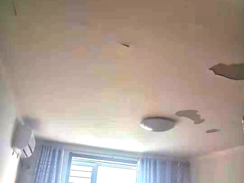 墻面基層處理：刮膩子之前，應(yīng)該先用石膏在墻面找平，做好墻面的找平工作接下來就該是對墻面進(jìn)行刮膩子的工程了。裝修墻面處理流程中刮膩子需要經(jīng)過多道工序，而且其使用 的材料也要有細(xì)膩感，用膩子材料均勻的在墻面涂抹，形成平而整齊的裝飾效果。薄薄的涂抹 在水泥墻面上，就完成了第一道膩子工程。 刷涂料的工程中直接滾涂兩遍乳膠漆即可，但是一般在刷涂料之前，墻面會涂上一層防水的膩子層，可以有效的防止墻面出現(xiàn)發(fā)霉、漏水等現(xiàn)象。噴涂的方式更好， 但是需要在耐水膩子上層在上一道裝潢膩子，噴上薄薄的一層即可，而且還需用1200目砂紙打磨，然后再噴涂乳膠漆就可以了，而且只噴一 遍油漆。如果墻面裝修的時間長了，想要補(bǔ)上墻面的油漆，可以不用鏟除原有的涂料，可以直接在墻面噴涂就可以了。