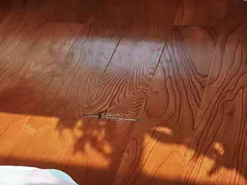 木地板維修翻新：把地板裂縫中的灰塵清理干凈，裂縫周邊貼上美紋紙。用注射器把安環(huán)密封膠填滿裂縫，用刮板刮平，美紋紙揭掉。修補材料固化后，一定要有彈性，室內溫度變化裂縫大小會變化；固化后會因裂縫漲縮產生脫落或開裂不能防塵。