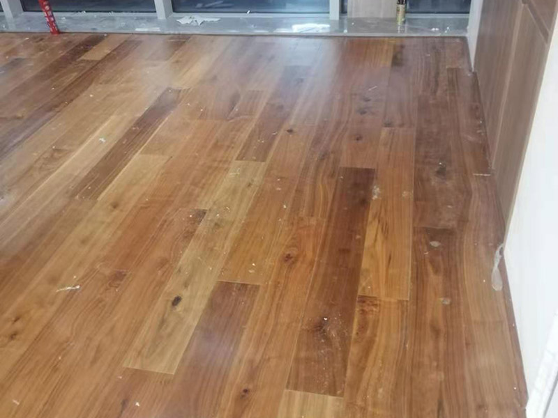 辦公室地板鋪貼：清掃地面：地面清理衛(wèi)生，避免浮塵對以后生活中的影響。確定地板鋪設(shè)方向，一般朝南房間，以南北方向為主，即地板豎向?qū)χ柟庹丈溥M來的方向也就是地板南北向鋪設(shè)最為常見。龍骨的水平面要平整，固定要牢固，使用專用的龍骨釘。使用1.5厚的防潮墊，能隔離地面的潮氣，避免地板日常使用中因地面潮氣而產(chǎn)生變形等情況。安裝地板的釘子必須要使用地板專用釘，不可以直接打入地板中，先要使用電鉆打眼后用地板釘將木地板固定在龍骨上。注意地板鋪設(shè)中，要預(yù)留適當?shù)目p隙，確保地板后期的膨脹空間，避免起拱問題的出現(xiàn)。