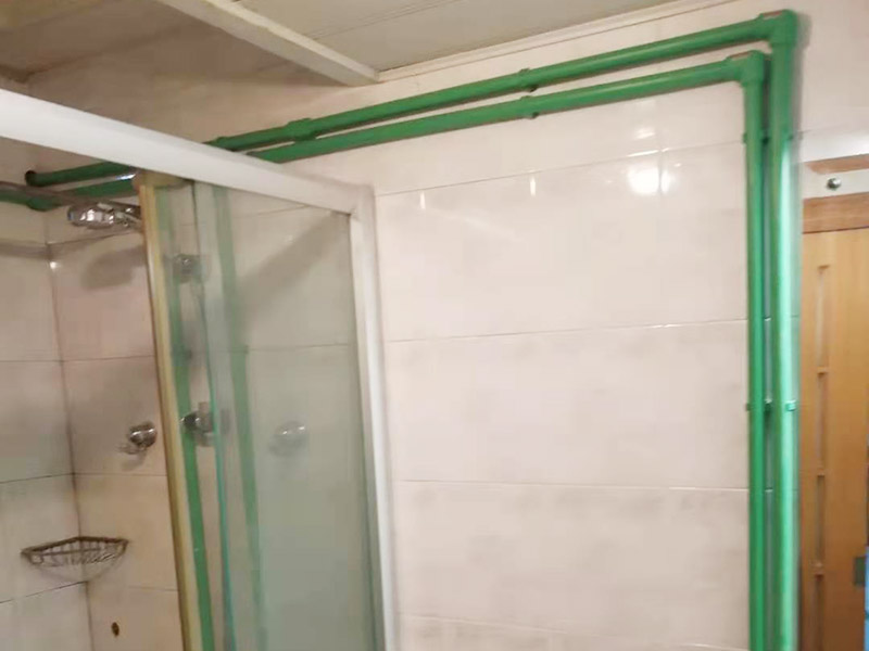 廁所暗管改明管：漏水的地方不一定先流出水，只有當水漏到樓下或水漫金山，才會發(fā)現(xiàn)漏水，但由于是暗管，也無法立刻找到漏水的地方，所以損失會相當大；走頂?shù)脑?，廚房衛(wèi)生間可以用鋁扣板吊頂遮住，在穿墻過玄關(guān)部分我們是沿著邊角走，可以用石膏線包上，不影響美觀。 1．北方四季溫差明顯，尤其是冬天過于寒冷，建議走暗管比較好。 2．南方地區(qū)由于氣候潮濕，暗管反而容易潮濕復式，可以考慮做明管，但做明管時一定要把暗管全部放棄不用。 3．做明管要用固定卡座來固定管道，用脹塞式膨脹栓固定卡座。