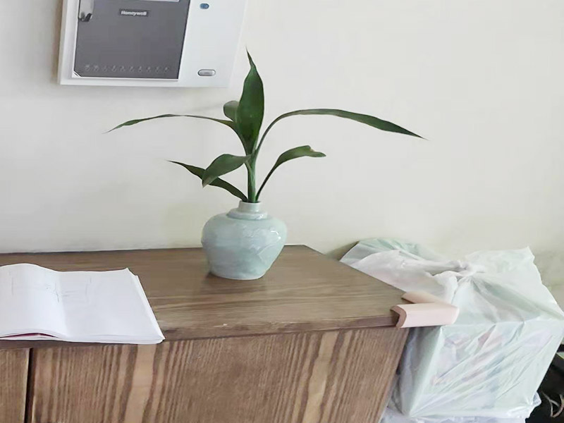 定制鞋柜安裝服務(wù)：鞋柜最好是用裝飾板的形式相接在墻上，根據(jù)鞋的需要，來決定相接的板數(shù)，在相接的墻面可以用壁紙和鞋板來相互照應(yīng)，既方便又美觀，如果您喜歡鞋柜的形式最好選擇那種小巧美觀的鞋柜，最好是靠近進(jìn)戶門附近。 鞋柜傾斜一點(diǎn)，同時里面不做到頭，和背板之間留點(diǎn)空隙，這樣容易清理灰塵，很實(shí)用。