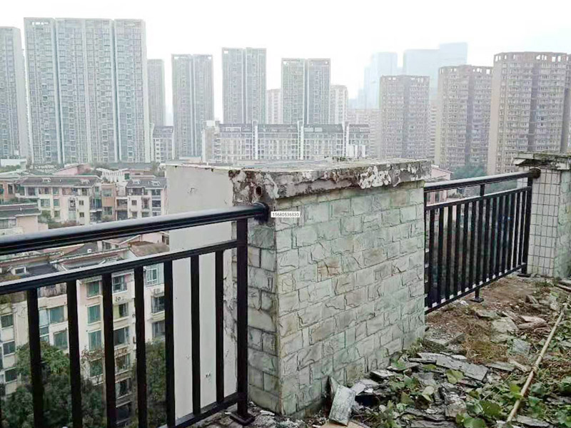 屋頂露臺(tái)更換翻新：出灰餅前對(duì)陽臺(tái)欄板、梁、線條進(jìn)行認(rèn)真檢查，對(duì)基層破損進(jìn)行認(rèn)真修補(bǔ)，將板面基層上的鉛絲，灰塵、污垢等清理干凈及除銹防銹處理。 　　陽臺(tái)欄板凸出的部分需用花蘭螺絲掛直，在水平方向上保證同一樓層同一水平線的陽臺(tái)欄板、梁、線條的厚度、進(jìn)出一致;豎直方向上保證不同樓層同一陽臺(tái)欄板、梁、線條的厚度、進(jìn)出一致。    欄桿兩側(cè)為欄板時(shí)，確定陽臺(tái)欄桿寬度后，在外墻裝飾施工前制作兇角，并上下掛直。    陽臺(tái)欄板一側(cè)為外墻時(shí)，在外墻混凝土基層上預(yù)留欄桿安裝孔洞，在陽臺(tái)欄桿安裝完成后將外保溫維修