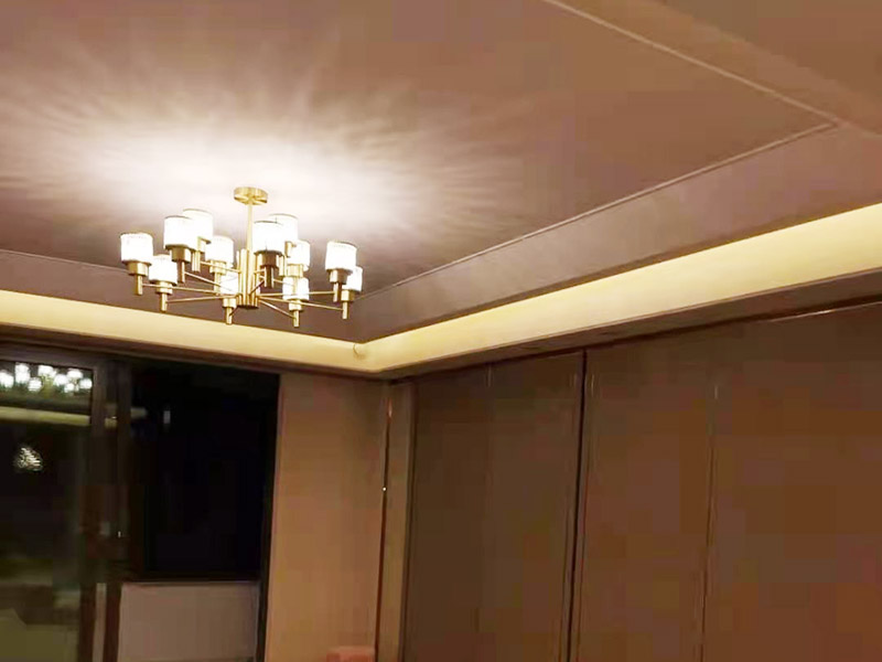 全屋吊燈安裝服務(wù)：首先要選擇好吊燈安裝的位置、要避開(kāi)吊燈或天花板中埋的暗線。把掛板從吸頂盤上拿下來(lái)，對(duì)準(zhǔn)西片上的空孔選擇合適的位置，如果找空位一直沒(méi)對(duì)準(zhǔn)，注意調(diào)整一下螺絲的位置。 然后根據(jù)安裝條在天花板上找準(zhǔn)需要打孔的位置，開(kāi)始鉆孔，選取合適大小的鉆頭，使用電轉(zhuǎn)在天花板上打6mm的孔。 將膨脹螺栓打入天花板的孔中，可以使用錘子將螺栓敲入孔中，然后將掛板固定在天花板上 接線并固定燈盤 關(guān)閉電源，把留出電源的線頭與燈線連接，纏上膠布，再把燈盤固定到背條上