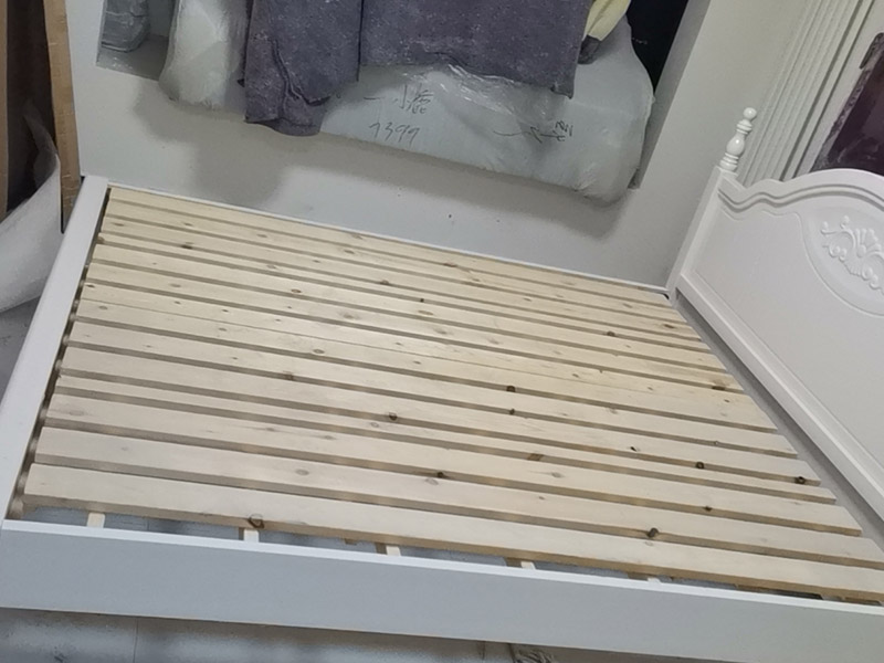 家具組裝維修：1、墻面中的裝修管線：水電改造已經(jīng)是現(xiàn)代裝修中必不可少的一項，所以墻面中，頂棚中，頂與墻的交接處都會有管線埋于墻內(nèi)的可能。定制家具的安裝其實與整體櫥柜非常像，也有吊柜，有時也需要用到電錘之類的重型裝備，如果事先我們都不知道那里有管，那里有線，就會有打斷線，打爆水管的可能；線比較好接起來，可是水管就很難搞了。 2、拉手、把手等五金件的安裝：這里主要是要確定安裝位置，以最合適家人的高度或者位置就可以，而不要光圖美觀好看。比如吊柜或者增高柜的把手一定要安裝在門的下面，地柜、寫字臺的小柜，一定要放在上面。 3、注意保持衛(wèi)生：如果是更換家里的舊家具，這一點尤為重要，因為定制家具不同于成品家具，很多東西是在您的家中安裝完成的，要有一些打孔、切割等工作，所以必然會有一些鋸末和灰塵產(chǎn)生。 4、安裝時要注意家中的其它位置的保護，因為家具一般在家裝過程中是最后進場（不裝修的話更要保護家里的物品），家具安裝完，就要做保潔了。重點保護的對象是：地板（尤其是實木地板）、門套、門、樓梯、墻紙、壁燈等。