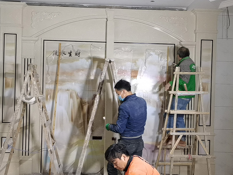 客廳背景墻裝修：電視背景墻一定會是裝修的重中之重,他的裝修類型有許多,例如外型鋁塑板、石膏板外型、外型鋁塑板、木制油漆外型、玻璃、石材外型,還有貼墻紙等各種裝修方式。做裝修計劃時一定要考慮一下客廳他自己寬度,一般情況下放置電視機比較看起來最佳的間隔是電視機尺度的3.5倍因此我們不能把電視墻做得太厚,以免導致客廳看起來比較狹小。背景墻面在施工時候，我們要確定好踢腳線高度，地磚厚度這些因素都是我們需要考慮進去的使各個外型諧和,如果沒有計劃踢腳線,那么面板、石膏板的裝置應當在地磚施工完成后,以防受潮。