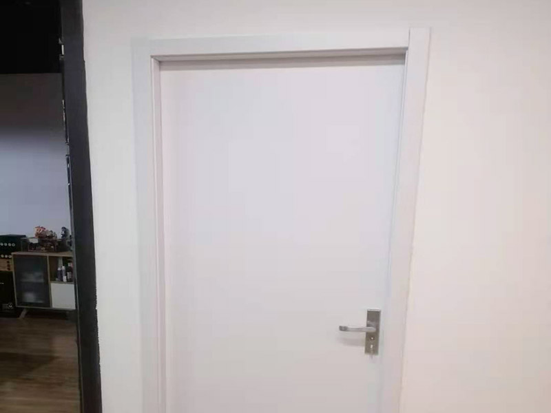 木門安裝服務(wù)：木門安裝的第一步是拼裝門套，要先將木門的門套和立板找出，依據(jù)反面編號對好接合口，其采口應(yīng)在同一平面上，然后在接口處涂上膠水。在拼裝時，不要直接把螺絲打入門套內(nèi)，應(yīng)查看采口之間的尺度是否正確，接合處是否平坦結(jié)實(shí)再進(jìn)行安裝。當(dāng)門套拼接好之后，就需要將它放在門洞內(nèi)，然后使用一些木條將它的四周進(jìn)行固定，門套的雙面應(yīng)與墻體保持在同一平面上。其次要查看門套的全體是否和地面垂直，門套的頂板和兩立板的兩個角是否直角，門套立板有無曲折。 接著需要安裝門扇，在這個步驟，需要注意的是其合頁槽與門扇兩邊的距離應(yīng)以門扇高度的1/10為宜，合頁槽的深度以合頁的單片厚度為宜。如果門的重量較重，就需要安裝3個合頁。當(dāng)合頁裝好以后，要再用螺絲將其固定。需要注意的是門套上的合頁要先只擰上一顆螺釘，然后關(guān)門查看門的左右和上面的縫隙是否相同，開啟是否靈敏，確認(rèn)無誤后，再將其它的螺釘擰緊固定。