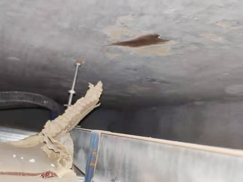 閉水試驗樓下檢查：首先要將事先準備好的沙子裝進塑料袋里，這樣才能嚴實地堵住地漏，也可以做到防止蓄的水跑掉。塑料袋就是防水涂料的包裝袋，一般都會在刷完防水以后特定將這個塑料袋留著，以備做閉水試驗的時候用。 2、第二步：將水有可能滿出來的門口堵上水泥，地面很低的地方就是不能用的。 3、第三步：放水。水要將整個涂閉水試驗的地面全部都要浸濕，一般來說差不多放1公分就足夠了，但是怕放的水在未來的48小時內(nèi)蒸發(fā)掉，那么你就可以考慮放在2公分高就可以了。