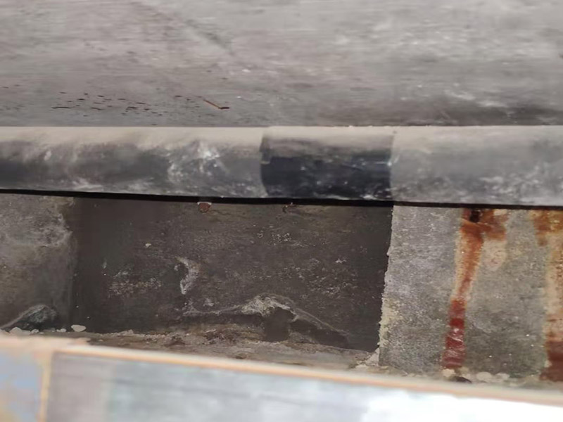 閉水試驗樓下檢查：首先要將事先準備好的沙子裝進塑料袋里，這樣才能嚴實地堵住地漏，也可以做到防止蓄的水跑掉。塑料袋就是防水涂料的包裝袋，一般都會在刷完防水以后特定將這個塑料袋留著，以備做閉水試驗的時候用。 2、第二步：將水有可能滿出來的門口堵上水泥，地面很低的地方就是不能用的。 3、第三步：放水。水要將整個涂閉水試驗的地面全部都要浸濕，一般來說差不多放1公分就足夠了，但是怕放的水在未來的48小時內(nèi)蒸發(fā)掉，那么你就可以考慮放在2公分高就可以了。