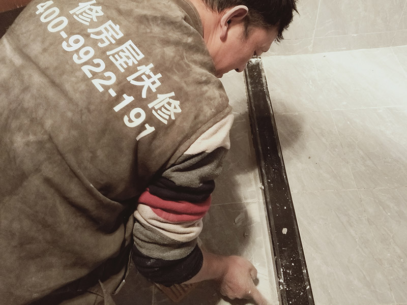 衛(wèi)生間改造瓷磚勾縫：一般在瓷磚完成24小時(shí)后才能開(kāi)始勾縫，填縫太早不但會(huì)令填縫劑返堿，還會(huì)影響瓷磚的粘結(jié)力。因?yàn)榇纱u鋪貼后，內(nèi)部的粘結(jié)材料起碼要24小時(shí)后才能完全干固，如果太早填縫會(huì)造成瓷磚高低不平或松動(dòng)脫落的現(xiàn)象。 裝修期間，場(chǎng)地比較容易臟，所以在填縫前必須先清理干凈場(chǎng)地，用吸塵器把縫隙中的灰塵雜物吸出來(lái)，如果地面有水分，必須清理干凈才行。