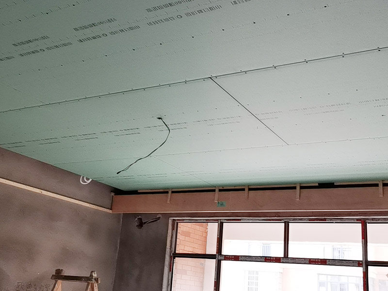 全屋吊頂安裝：吊頂安裝的第一個步驟就是邊角線安裝了。邊角線的安裝是為了確定吊頂?shù)陌惭b高度和安裝水平，也是為了接下來的龍骨安裝做鋪墊，方便后續(xù)的工作。所以在邊角線安裝的時候一定要仔細，如果邊角線傾斜，那么整個吊頂都會傾斜。在確定了吊頂?shù)陌惭b高度和安裝水平后，我們就要安裝螺桿了。在吊頂?shù)陌惭b中，有六根螺桿將會承擔(dān)起整個吊頂?shù)闹亓?。因為龍骨是整個吊頂扣板的承重物，也是做造型的關(guān)鍵?？郯逶邶埞前惭b好、電器口預(yù)留好了之后就可以進行安裝。安裝扣板時，安裝師傅會按照扣板四邊的膜上的箭頭方向來進行安裝。一般來說，第一排的扣板會用美工刀做一些切割，這樣才會既美觀又堆成。切割口也會對著墻面，不會露出來。