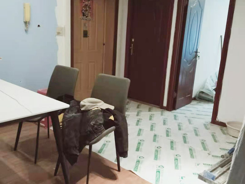 走廊成品保護措施：為加快先進技術(shù)與現(xiàn)代管理方法和手段在項目的運用，努力降低成本，提高工程質(zhì)量，確保全面實現(xiàn)對業(yè)主的承諾。施工現(xiàn)場隨著施工進行，成品保護工作顯得尤為重要，做好成品保護工作，是在施工過程中要對已完工分項進行保護，否則一旦造成損壞，將會增加修復(fù)工作，帶來工、料浪費、工期拖延及經(jīng)濟損失。因此成品保護是施工管理重要組織部分，是保證施工生產(chǎn)順利進行的主要環(huán)節(jié)。