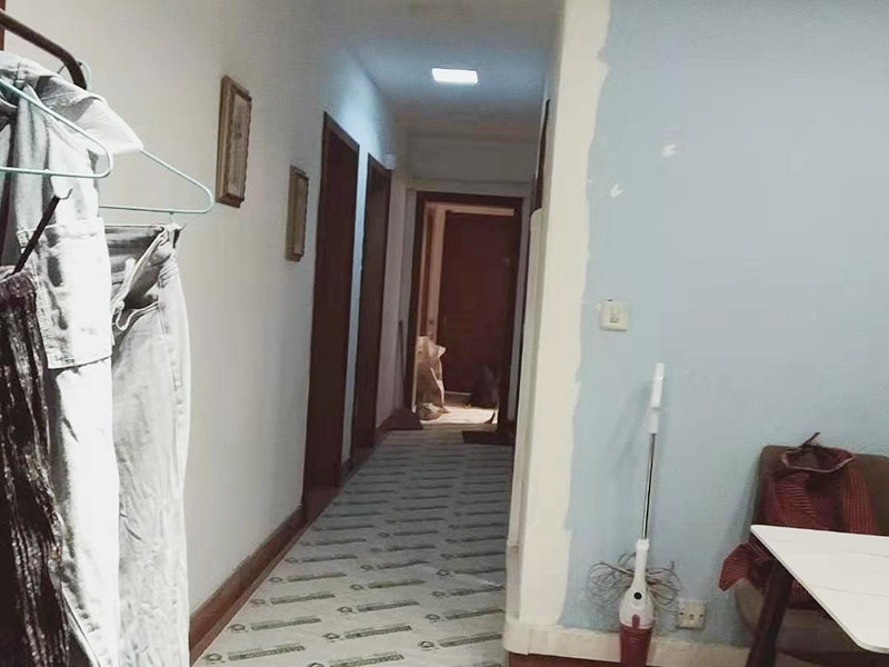 走廊成品保護措施：為加快先進技術(shù)與現(xiàn)代管理方法和手段在項目的運用，努力降低成本，提高工程質(zhì)量，確保全面實現(xiàn)對業(yè)主的承諾。施工現(xiàn)場隨著施工進行，成品保護工作顯得尤為重要，做好成品保護工作，是在施工過程中要對已完工分項進行保護，否則一旦造成損壞，將會增加修復(fù)工作，帶來工、料浪費、工期拖延及經(jīng)濟損失。因此成品保護是施工管理重要組織部分，是保證施工生產(chǎn)順利進行的主要環(huán)節(jié)。