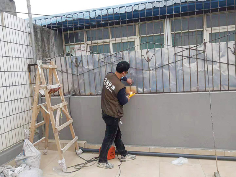 屋頂欄桿安裝：先把橫桿和豎桿分開；把防水圈放進其中的兩根橫桿里（只需要放朝上的一個面）最上面一個橫桿是不用放的；最上面橫桿上的防水圈是先穿進豎桿里的（注意方向不要放錯）；找出兩根帶小圓孔的豎桿把這兩根豎桿穿進橫桿處有圓孔部位里，用螺絲固定（最下面一個橫桿的螺絲等全部組裝好以后才固定）；依次把其他豎桿也同樣穿進橫桿里；全部豎桿穿好后把卡片豎直放進豎桿的孔里，再轉(zhuǎn)動卡片，讓它卡進豎桿里；把組裝好的護欄，用連接件把橫桿和立柱連接，用螺絲固定；把腳板用膨脹螺絲固定在地面上。