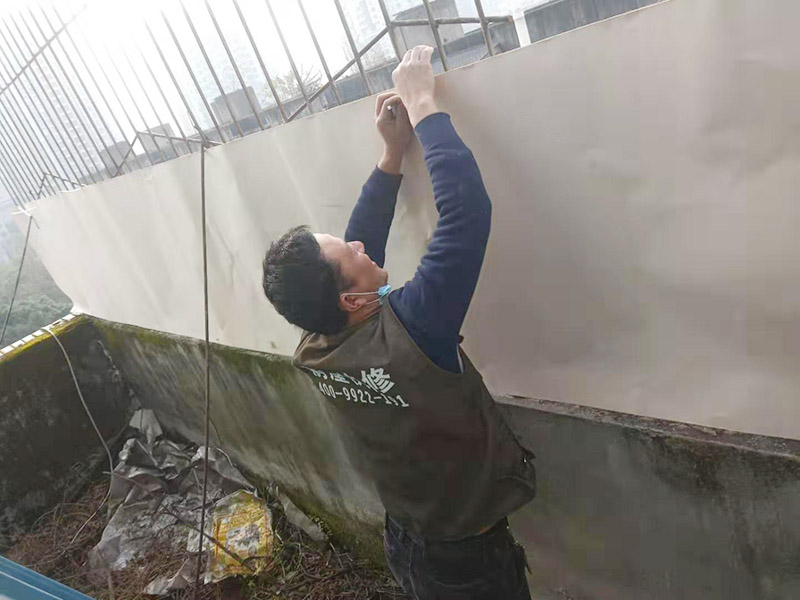 屋頂欄桿安裝：先把橫桿和豎桿分開；把防水圈放進其中的兩根橫桿里（只需要放朝上的一個面）最上面一個橫桿是不用放的；最上面橫桿上的防水圈是先穿進豎桿里的（注意方向不要放錯）；找出兩根帶小圓孔的豎桿把這兩根豎桿穿進橫桿處有圓孔部位里，用螺絲固定（最下面一個橫桿的螺絲等全部組裝好以后才固定）；依次把其他豎桿也同樣穿進橫桿里；全部豎桿穿好后把卡片豎直放進豎桿的孔里，再轉(zhuǎn)動卡片，讓它卡進豎桿里；把組裝好的護欄，用連接件把橫桿和立柱連接，用螺絲固定；把腳板用膨脹螺絲固定在地面上。