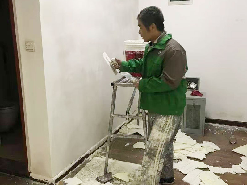 舊墻紙鏟除翻新：對(duì)于表面光潔，質(zhì)地類(lèi)似于塑料的墻紙，可用手直接將其剝離。其剝離的步驟是，在墻體的頂端部分，用美工刀將墻紙的翹起，在用手捏住翹起的墻紙，將其往下慢慢的剝落。要注意的是，墻紙?jiān)趶膲ι蟿冸x時(shí)，最好要從上往下剝離，這樣的才能夠更容易的將墻紙從墻上剝離下來(lái)。 對(duì)于較難拆除干凈的墻紙，可先用美工刀，將墻紙沿著水平線割開(kāi)，每條割縫間的間距大約在20-25厘米間，這樣才能夠保證墻紙剝除劑或溫肥皂水能夠，完全快速的滲透到墻紙的后面，將墻紙與墻壁間的膠粘劑軟化。在膠粘劑軟化后，就可直接將墻紙從墻壁上拆下來(lái)，或用工具將墻紙從墻壁上刮除。