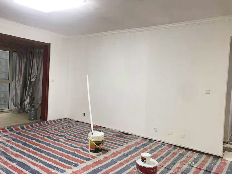 墻面粉刷滾乳膠漆：先將裝修表面上的灰塊、浮渣等雜物用開刀鏟除，如表面有油污，應(yīng)用清洗劑和清水洗凈，干燥后再用棕刷將表面灰塵清掃干凈;表面清掃后，再用底層石膏或嵌縫石膏將底層不平處填補(bǔ)好，石膏干透后局部需貼牛皮紙或?qū)Ｓ脡Σ歼M(jìn)行防裂處理，干透后進(jìn)行下一步施工。 遍應(yīng)用膠皮刮板滿刮，要求橫向刮抹平整、均勻、光滑，密實(shí)平整，線角及邊棱整齊為度。盡量刮薄，不得漏刮，接頭不得留槎，注意不要沾污門窗框及其他部位，否則應(yīng)及時(shí)清理。待遍膩?zhàn)痈赏负?，用粗砂紙打磨平整。注意操作要平衡，保護(hù)棱角，磨后用棕掃帚清掃干凈。 第二遍滿刮膩?zhàn)臃椒ㄍ?，但刮抹方向與前膩?zhàn)酉啻怪薄Ｈ缓笥么稚凹埓蚰テ秸?，否則必須進(jìn)行第三遍、第四遍，用300W太陽燈側(cè)照墻面或天棚面用粗砂紙打磨平整，用細(xì)砂紙打磨平整光滑為準(zhǔn)。