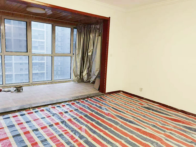 墻面粉刷滾乳膠漆：先將裝修表面上的灰塊、浮渣等雜物用開刀鏟除，如表面有油污，應(yīng)用清洗劑和清水洗凈，干燥后再用棕刷將表面灰塵清掃干凈;表面清掃后，再用底層石膏或嵌縫石膏將底層不平處填補(bǔ)好，石膏干透后局部需貼牛皮紙或?qū)Ｓ脡Σ歼M(jìn)行防裂處理，干透后進(jìn)行下一步施工。 遍應(yīng)用膠皮刮板滿刮，要求橫向刮抹平整、均勻、光滑，密實(shí)平整，線角及邊棱整齊為度。盡量刮薄，不得漏刮，接頭不得留槎，注意不要沾污門窗框及其他部位，否則應(yīng)及時(shí)清理。待遍膩?zhàn)痈赏负螅么稚凹埓蚰テ秸?。注意操作要平衡，保護(hù)棱角，磨后用棕掃帚清掃干凈。 第二遍滿刮膩?zhàn)臃椒ㄍ?，但刮抹方向與前膩?zhàn)酉啻怪薄Ｈ缓笥么稚凹埓蚰テ秸?，否則必須進(jìn)行第三遍、第四遍，用300W太陽燈側(cè)照墻面或天棚面用粗砂紙打磨平整，用細(xì)砂紙打磨平整光滑為準(zhǔn)。