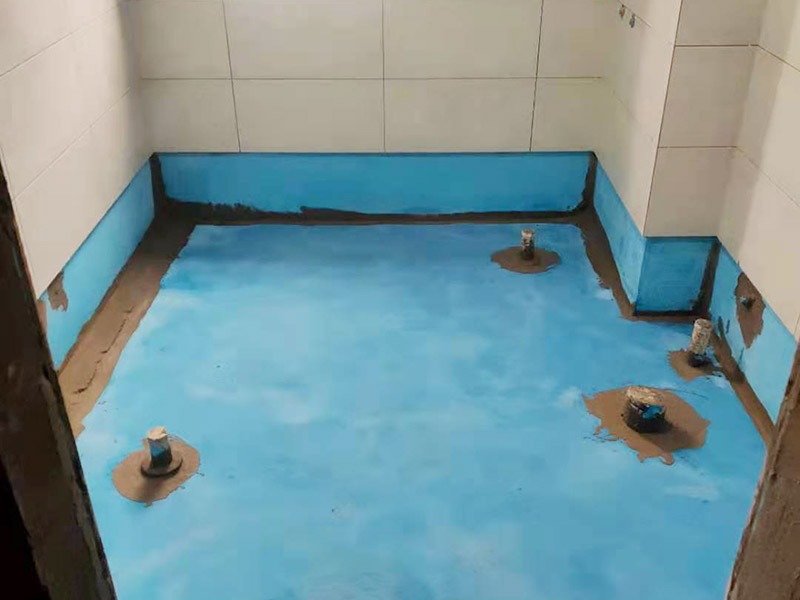 衛(wèi)生間防水施工：在衛(wèi)生間內(nèi)刷第一遍防水涂料，涂料高度、厚度需要達(dá)標(biāo);2、第一遍涂料干透之后，刷第二遍涂料;3、第二遍防水涂料干透后，在涂層表面鋪保護(hù)層;4、閉水實(shí)驗(yàn)，地面上的水線需要維持在2cm以上，并在1天后，觀察是否會(huì)滲漏。