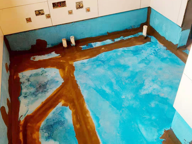 衛(wèi)生間防水施工：在衛(wèi)生間內(nèi)刷第一遍防水涂料，涂料高度、厚度需要達(dá)標(biāo);2、第一遍涂料干透之后，刷第二遍涂料;3、第二遍防水涂料干透后，在涂層表面鋪保護(hù)層;4、閉水實(shí)驗(yàn)，地面上的水線需要維持在2cm以上，并在1天后，觀察是否會(huì)滲漏。