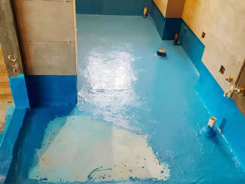 衛(wèi)生間防水施工：在衛(wèi)生間內(nèi)刷第一遍防水涂料，涂料高度、厚度需要達(dá)標(biāo);2、第一遍涂料干透之后，刷第二遍涂料;3、第二遍防水涂料干透后，在涂層表面鋪保護(hù)層;4、閉水實(shí)驗(yàn)，地面上的水線需要維持在2cm以上，并在1天后，觀察是否會(huì)滲漏。