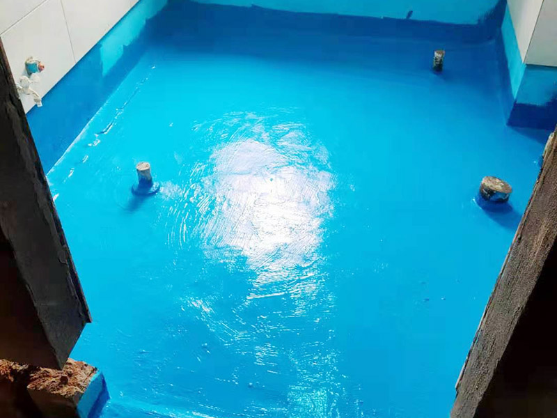 衛(wèi)生間防水施工：在衛(wèi)生間內(nèi)刷第一遍防水涂料，涂料高度、厚度需要達(dá)標(biāo);2、第一遍涂料干透之后，刷第二遍涂料;3、第二遍防水涂料干透后，在涂層表面鋪保護(hù)層;4、閉水實(shí)驗(yàn)，地面上的水線需要維持在2cm以上，并在1天后，觀察是否會(huì)滲漏。