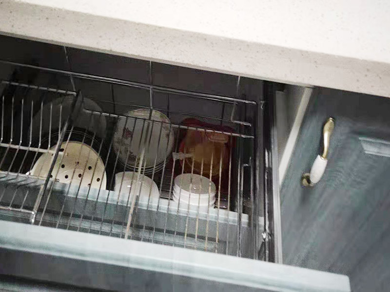 廚房安裝柜籃：首先將軌道的大小進(jìn)行匹配。然后選擇一個(gè)合適的鉆頭。因?yàn)樾枰獙⒙萁z固定住，這就需要有一個(gè)螺絲孔。不同的櫥柜材質(zhì)以及螺絲大小都需要不同的鉆頭。而且裝修者應(yīng)該根據(jù)該櫥柜拉籃螺絲的大小在櫥柜和墻體上都打出一個(gè)大小適中的螺絲孔。 在合適的位置上打造出合適的鉆孔之后，就需要安裝螺絲了。對(duì)于櫥柜的拉籃來說，安裝時(shí)也需要一些漲塞，這樣才可以保證螺絲的固定更加結(jié)實(shí)，更加經(jīng)久耐用。當(dāng)然漲塞需要留出一部分在外面，這樣才方便放置拉籃。