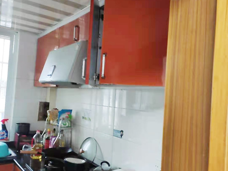 櫥柜門維修更換：首先要固定上軌道。軌道前飾面與柜櫥表面在同一平面，上導軌平放在預留位置。然后，將兩扇門放入導軌，使用水平或垂直尺測量門框的垂直度，調(diào)整上下導軌位置并固定。再次檢查門體是否與兩面平行，我們可以調(diào)整底輪，調(diào)整門體，達到邊框和兩邊的水平；最后將防跳裝置固定好