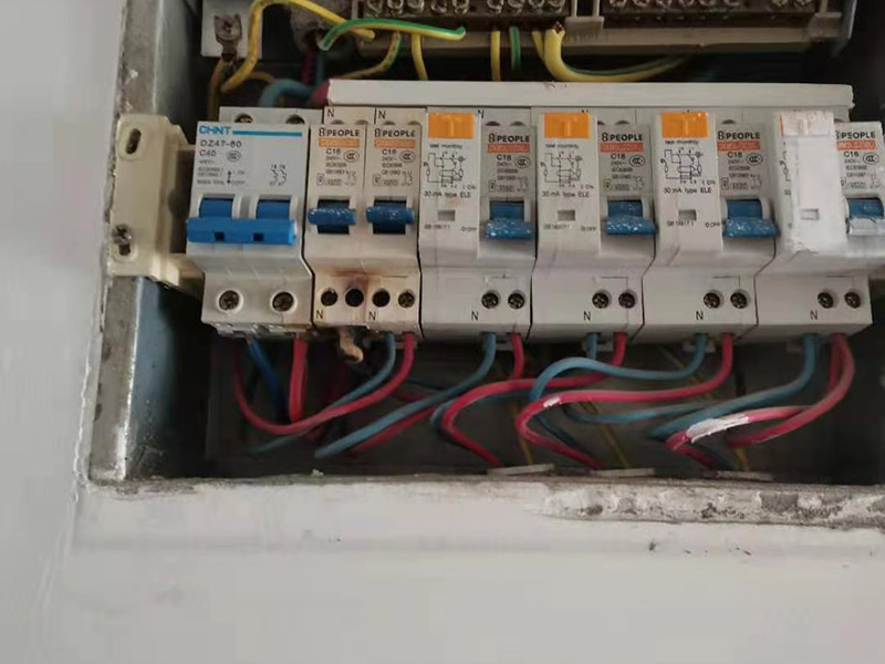 家庭空氣開(kāi)關(guān)更換：可以先用電筆測(cè)試后面的火線是否有電，用電筆的探頭觸碰裸露銅絲，若果電筆發(fā)生反映就說(shuō)明電路正常，是開(kāi)關(guān)壞了，若果都沒(méi)反應(yīng)，可能是電路有問(wèn)題，需要找專業(yè)電工進(jìn)行問(wèn)題排查 更換方法很簡(jiǎn)單，只要把固定螺絲松開(kāi)用尖嘴鉗取下并裝到新的開(kāi)關(guān)上即可（注意別把火線和零線裝反了，很多家庭開(kāi)關(guān)往往開(kāi)其狀態(tài)反而是關(guān)燈就是因?yàn)檠b反了，一般紅色標(biāo)志是火線，黑色或藍(lán)色是零線）