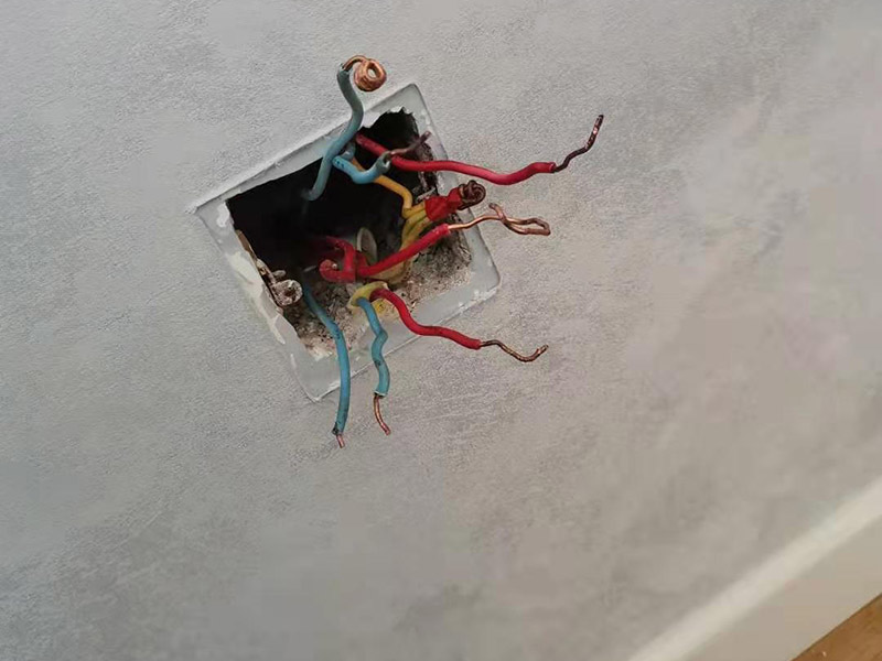 客廳明裝電路維修：從起始端到終結端，先干線支線找好水平線和垂直線。用粉線袋在線路中心彈線，并分均檔距，確定固定點位置。在固定點位置處用電錘鉆孔，然后埋入塑料脹管或傘型螺栓，供線槽固定。根據(jù)放置電線的截面大小及根數(shù)，選用適當規(guī)格的線槽。 將線槽的底板橫平豎直地緊貼房屋墻壁、頂面的表面。固定線槽時，一般先固定兩端再固定中間。線槽對接縫與槽蓋對接縫應錯開并不小于10cm。槽底、槽蓋與各種附件相對接時，接縫處應嚴密平整，固定牢固。盒子都應兩點固定，各種附件角、轉角、三通等固定點不應少于兩點。在線路分支接頭處應采用相應的接線箱。