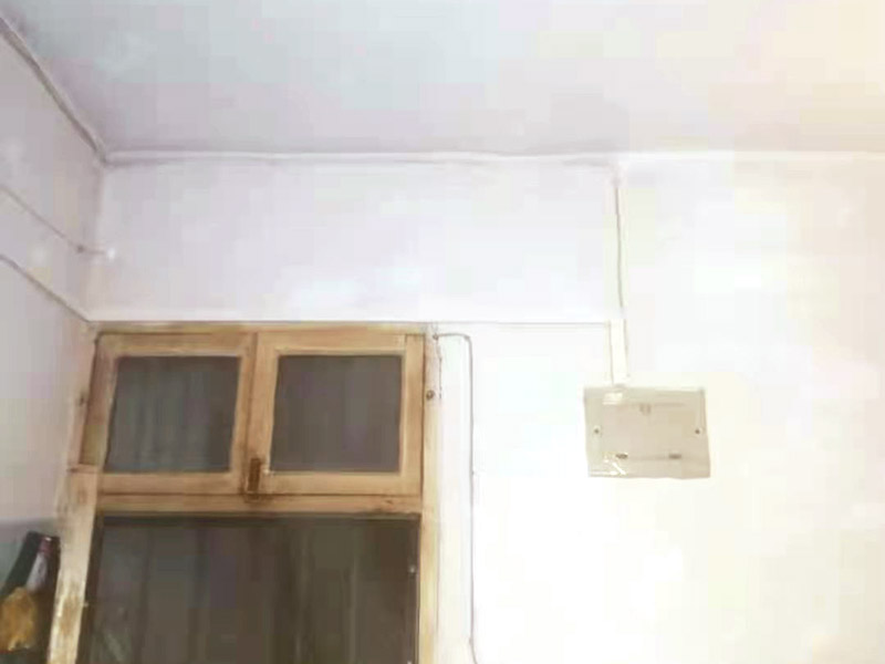 全屋明裝線路：畫(huà)框線：根據(jù)需要，在墻面的合適處畫(huà)出埋穴位置，并比照接線盒大小（四周bai放大2&mdash;3毫米），畫(huà)出開(kāi)鑿范圍框線（兩個(gè)裝蓋孔應(yīng)保持水平）。 鑿框線：以平口鑿沿柜線垂直鑿出深溝，然后從框內(nèi)向框外斜鑿去磚角，反復(fù)進(jìn)行，并注意不得崩裂框線。 鑿穴孔：將框內(nèi)多余磚角鑿去，直至深度略大于接線盒高度，不得過(guò)淺或過(guò)深。 修乎穴孔：鑿平埋穴四周與穴底，以放人接線盒端正、服帖為宜。 現(xiàn)埋接線盒：裝正接線盒，敲去安裝孔蓋，對(duì)準(zhǔn)線槽，并使裝蓋面稍稍伸出磚砌面，且低于粉刷面3&mdash;5毫米，再用調(diào)成膏狀的水泥粘牢 穿線引入：利用線管內(nèi)事先穿入的引線，將待裝電線引入線管之中。