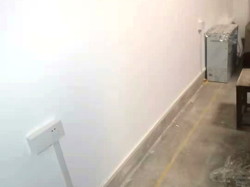 全屋明裝線路：畫(huà)框線：根據(jù)需要，在墻面的合適處畫(huà)出埋穴位置，并比照接線盒大?。ㄋ闹躡ai放大2&mdash;3毫米），畫(huà)出開(kāi)鑿范圍框線（兩個(gè)裝蓋孔應(yīng)保持水平）。 鑿框線：以平口鑿沿柜線垂直鑿出深溝，然后從框內(nèi)向框外斜鑿去磚角，反復(fù)進(jìn)行，并注意不得崩裂框線。 鑿穴孔：將框內(nèi)多余磚角鑿去，直至深度略大于接線盒高度，不得過(guò)淺或過(guò)深。 修乎穴孔：鑿平埋穴四周與穴底，以放人接線盒端正、服帖為宜。 現(xiàn)埋接線盒：裝正接線盒，敲去安裝孔蓋，對(duì)準(zhǔn)線槽，并使裝蓋面稍稍伸出磚砌面，且低于粉刷面3&mdash;5毫米，再用調(diào)成膏狀的水泥粘牢 穿線引入：利用線管內(nèi)事先穿入的引線，將待裝電線引入線管之中。