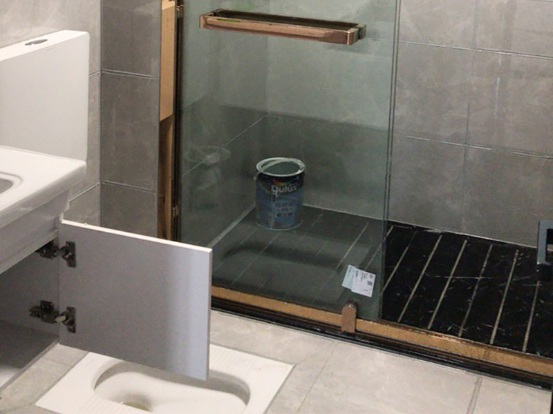 室內(nèi)裝修設(shè)計(jì)：在前期應(yīng)該是要充分的了解自己家房屋的幾何標(biāo)準(zhǔn)以及房型的布局。然后將自己喜歡的風(fēng)格與顏色以及裝修的預(yù)算資金等，都告訴設(shè)計(jì)師。這樣充分的交流以后，由設(shè)計(jì)師進(jìn)行現(xiàn)場(chǎng)的考量，獲取全備的信息。在進(jìn)行充分了解的基礎(chǔ)上，設(shè)計(jì)師經(jīng)過(guò)研究以后，會(huì)與業(yè)主詳細(xì)討論一些細(xì)節(jié)問(wèn)題，然后提交設(shè)計(jì)方案的文件?；旧蠒?huì)包括設(shè)計(jì)說(shuō)明、俯視圖、平面圖和內(nèi)立面展開(kāi)圖、刨面圖、彩色效果圖以及造價(jià)的估算和室內(nèi)裝修所用的裝飾材料實(shí)樣。因?yàn)槭覂?nèi)裝修的方案設(shè)計(jì)的深度比較深，所以方案設(shè)計(jì)一般要交給有關(guān)部門進(jìn)行審查，如果確認(rèn)了，才能進(jìn)行施工圖的設(shè)計(jì)。