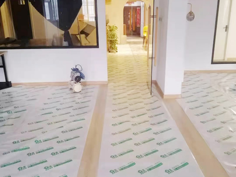 地板成品保護(hù)維修：防止磕碰：可以鋪一些柔軟耐沖擊的材料，加以防護(hù)。 防污染：后期的墻漆、膠水、有機(jī)溶劑有可能在施工中不慎滴落，污染木質(zhì)裝飾表面，可以鋪些隔離物加以防護(hù)。安裝過(guò)程中，應(yīng)注意輕拿輕放，不能碰傷、劃傷，好的鋁材應(yīng)貼好保護(hù)膜和標(biāo)簽。