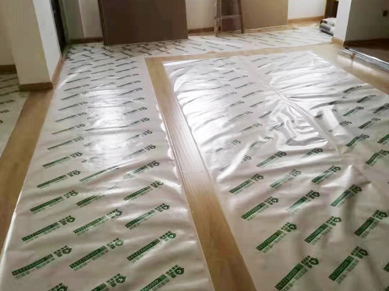 地板成品保護(hù)維修：防止磕碰：可以鋪一些柔軟耐沖擊的材料，加以防護(hù)。 防污染：后期的墻漆、膠水、有機(jī)溶劑有可能在施工中不慎滴落，污染木質(zhì)裝飾表面，可以鋪些隔離物加以防護(hù)。安裝過(guò)程中，應(yīng)注意輕拿輕放，不能碰傷、劃傷，好的鋁材應(yīng)貼好保護(hù)膜和標(biāo)簽。