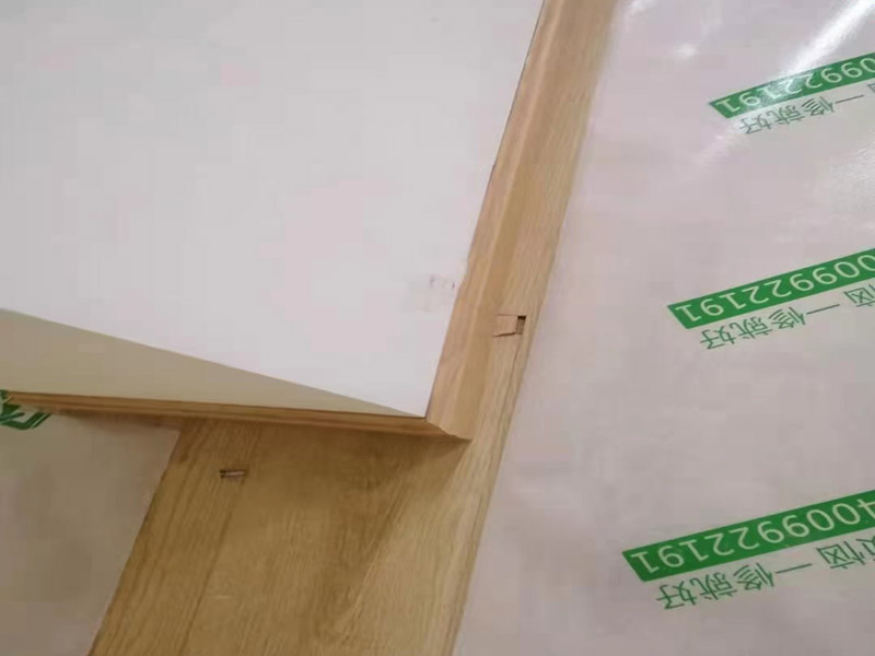 地板成品保護(hù)維修：防止磕碰：可以鋪一些柔軟耐沖擊的材料，加以防護(hù)。 防污染：后期的墻漆、膠水、有機(jī)溶劑有可能在施工中不慎滴落，污染木質(zhì)裝飾表面，可以鋪些隔離物加以防護(hù)。安裝過(guò)程中，應(yīng)注意輕拿輕放，不能碰傷、劃傷，好的鋁材應(yīng)貼好保護(hù)膜和標(biāo)簽。