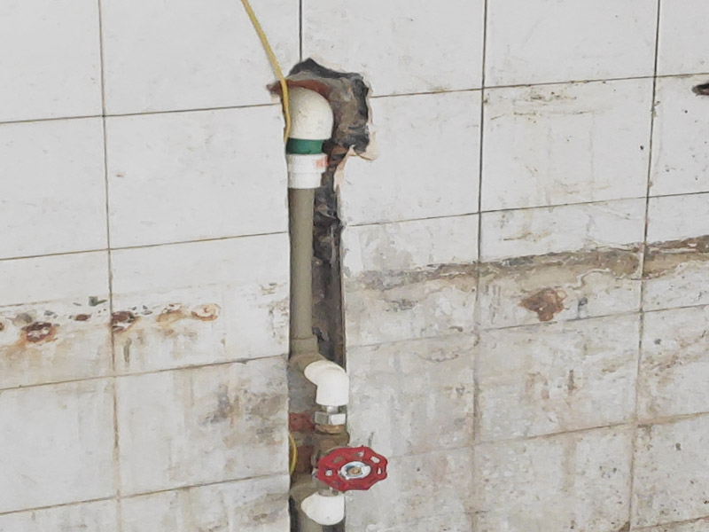 水電改造維修：水電改造，一定要注意查看原本的線路，比如電氣的原本線路設(shè)計(jì)情況、以及相關(guān)的照明，插座等是否采用分路控制的方式，這樣才能避免因?qū)υ揪€路的設(shè)計(jì)不了解而隨意檢查，造成不必要的麻煩。 水電維修改造，要檢查排水設(shè)施，通常情況下，在家裝中對(duì)于水電的改造是比較常見(jiàn)的，而這樣的情況下需要注意檢查排水系統(tǒng)，避免因改造中出現(xiàn)的一些疏忽，直接導(dǎo)致排水出現(xiàn)不暢通、或者是堵塞現(xiàn)象。