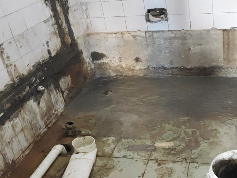 水電改造維修：水電改造，一定要注意查看原本的線路，比如電氣的原本線路設(shè)計(jì)情況、以及相關(guān)的照明，插座等是否采用分路控制的方式，這樣才能避免因?qū)υ揪€路的設(shè)計(jì)不了解而隨意檢查，造成不必要的麻煩。 水電維修改造，要檢查排水設(shè)施，通常情況下，在家裝中對(duì)于水電的改造是比較常見(jiàn)的，而這樣的情況下需要注意檢查排水系統(tǒng)，避免因改造中出現(xiàn)的一些疏忽，直接導(dǎo)致排水出現(xiàn)不暢通、或者是堵塞現(xiàn)象。