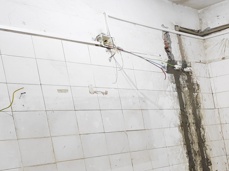 水電改造維修：水電改造，一定要注意查看原本的線路，比如電氣的原本線路設(shè)計(jì)情況、以及相關(guān)的照明，插座等是否采用分路控制的方式，這樣才能避免因?qū)υ揪€路的設(shè)計(jì)不了解而隨意檢查，造成不必要的麻煩。 水電維修改造，要檢查排水設(shè)施，通常情況下，在家裝中對(duì)于水電的改造是比較常見(jiàn)的，而這樣的情況下需要注意檢查排水系統(tǒng)，避免因改造中出現(xiàn)的一些疏忽，直接導(dǎo)致排水出現(xiàn)不暢通、或者是堵塞現(xiàn)象。