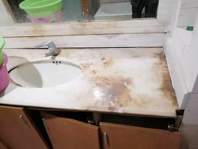 衛(wèi)生間滲水維修：若是衛(wèi)生間的局部地方出現(xiàn)漏水，最有可能造成這個問題的原因是防水層的損壞，這個時候我們需要吧漏水區(qū)域的防水層重新裝修過，就可以了。但是在進行維修的時候，需要特別注意，由于我們是對一部分區(qū)域進行維修，因此和之前的用的防水層不能有太大的差別，以免自由局部損壞，造成整體損壞。 地漏通道在進行長時間的使用，也有可能會出現(xiàn)老化的問題，這個時候需要對原有的地漏進行更換，但是在更換的時候，要注意保持地漏下水管的清潔，以免造成地漏堵塞，或污水流進樓下的用戶家中，這就不好了。