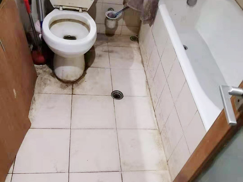 衛(wèi)生間滲水維修：若是衛(wèi)生間的局部地方出現(xiàn)漏水，最有可能造成這個問題的原因是防水層的損壞，這個時候我們需要吧漏水區(qū)域的防水層重新裝修過，就可以了。但是在進行維修的時候，需要特別注意，由于我們是對一部分區(qū)域進行維修，因此和之前的用的防水層不能有太大的差別，以免自由局部損壞，造成整體損壞。 地漏通道在進行長時間的使用，也有可能會出現(xiàn)老化的問題，這個時候需要對原有的地漏進行更換，但是在更換的時候，要注意保持地漏下水管的清潔，以免造成地漏堵塞，或污水流進樓下的用戶家中，這就不好了。