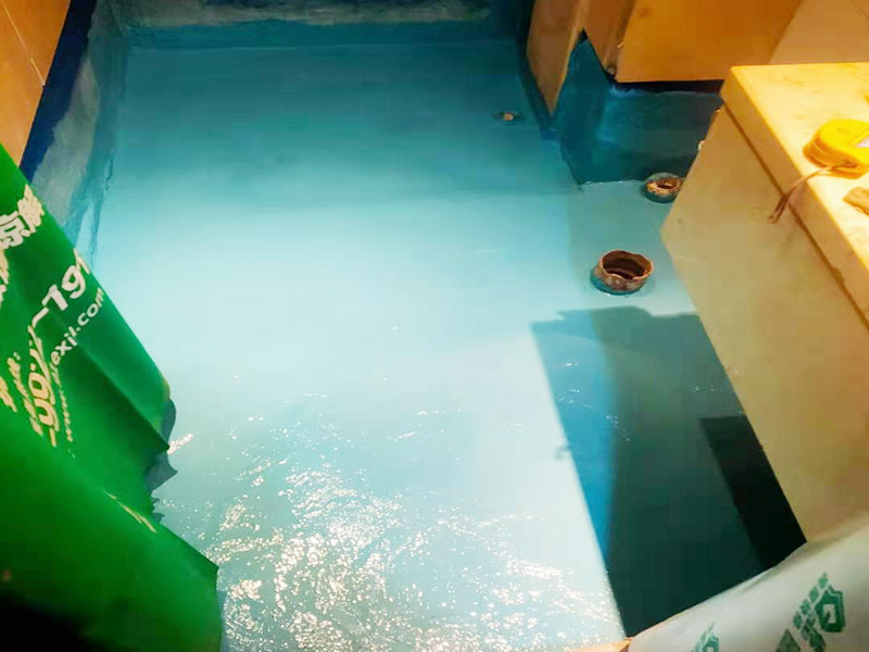 地面刷第五次防水：基層清理先將基層表面上的灰皮用鏟刀除掉，用笤帚將塵土、砂粒等雜物清掃干凈，尤其是管根，地漏和排水口等部位要仔細(xì)清理。 涂覆根據(jù)工程的特點(diǎn)和要求，選擇適當(dāng)?shù)墓し?。涂覆時(shí)要盡量均勻，不能有局部沉積，并要求多滾刷幾次使涂料與基層之間密實(shí)，不留氣泡，粘結(jié)嚴(yán)實(shí)。 保護(hù)層與裝飾層須在防水層完成2天后進(jìn)行。為了抹砂漿時(shí)施工方便，也可在防水層后一遍涂覆后，立即撒上干凈的中粗砂。