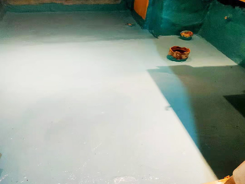 地面刷第五次防水：基層清理先將基層表面上的灰皮用鏟刀除掉，用笤帚將塵土、砂粒等雜物清掃干凈，尤其是管根，地漏和排水口等部位要仔細(xì)清理。 涂覆根據(jù)工程的特點(diǎn)和要求，選擇適當(dāng)?shù)墓し?。涂覆時(shí)要盡量均勻，不能有局部沉積，并要求多滾刷幾次使涂料與基層之間密實(shí)，不留氣泡，粘結(jié)嚴(yán)實(shí)。 保護(hù)層與裝飾層須在防水層完成2天后進(jìn)行。為了抹砂漿時(shí)施工方便，也可在防水層后一遍涂覆后，立即撒上干凈的中粗砂。