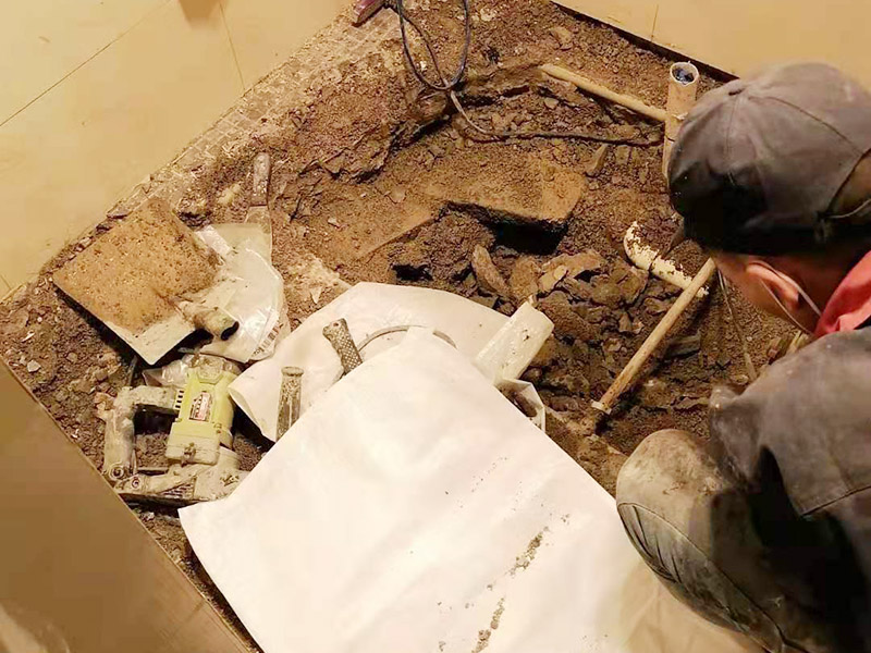 走廊保護裝修施工：各種裝修物料的進場以及各種建筑裝修垃圾的清理，都會經過入戶門，這些物品在搬運的過程中，難免會和入戶門發(fā)生磕碰，造成入戶門的磕碰劃傷，所以，第一個需要做好成品保護的地方就是入戶門。 做法：在裝修開工前直到家具進場期間，都需要對入戶門進行保護！可以使用成品保護膜將門包裹。