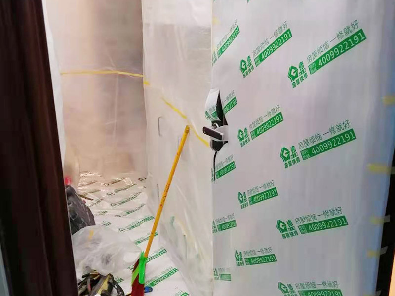走廊保護裝修施工：各種裝修物料的進場以及各種建筑裝修垃圾的清理，都會經過入戶門，這些物品在搬運的過程中，難免會和入戶門發(fā)生磕碰，造成入戶門的磕碰劃傷，所以，第一個需要做好成品保護的地方就是入戶門。 做法：在裝修開工前直到家具進場期間，都需要對入戶門進行保護！可以使用成品保護膜將門包裹。